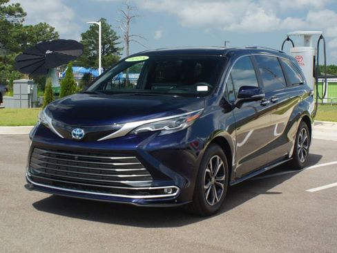 Used 2025 Toyota Sienna Platinum AWD/4WD image 24
