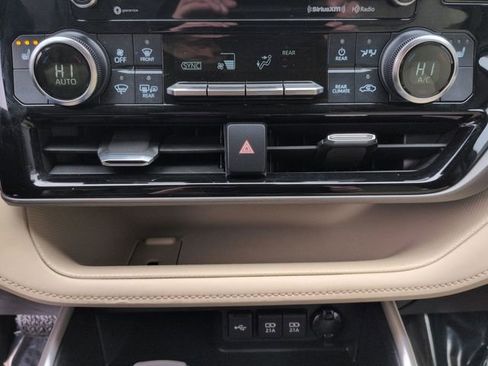 Used 2020 Toyota Highlander XLE image 18