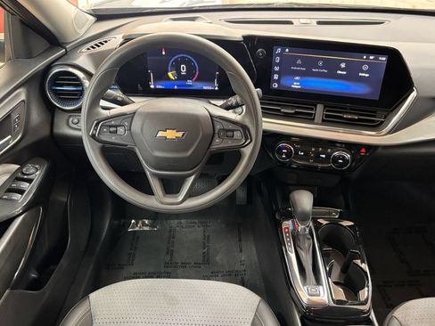 Used 2025 Chevrolet Trax LT FWD image 33