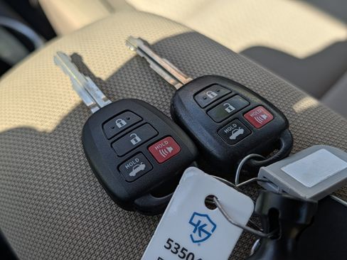 Used 2016 Toyota Corolla LE FWD image 31