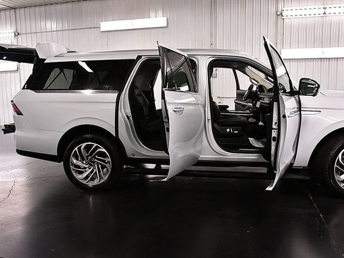 Used 2025 Lincoln Navigator L Reserve AWD/4WD image 33