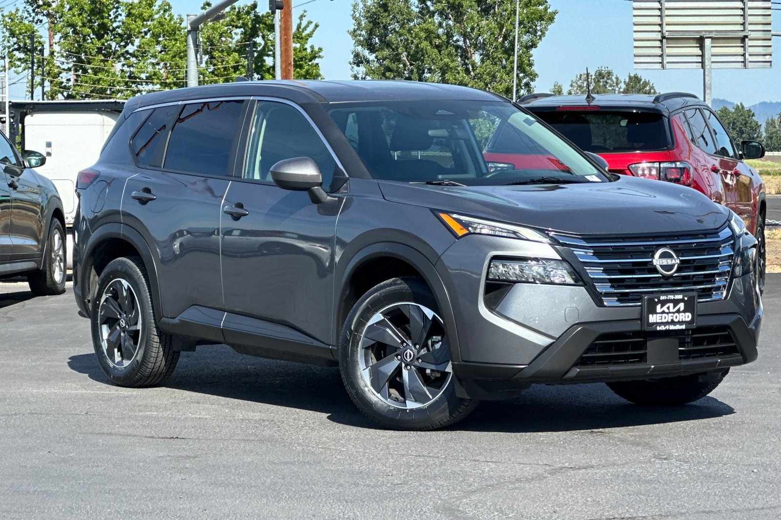 Used 2025 Nissan Rogue SV AWD/4WD image 2