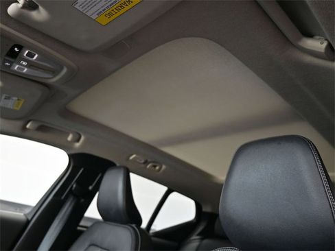 Used 2024 Volvo XC40 B5 Plus image 18