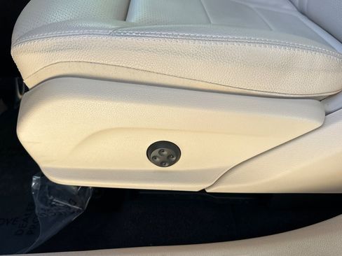 Used 2019 Mercedes-Benz GLC 300 4MATIC image 14