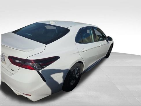 Used 2024 Toyota Camry SE image 3