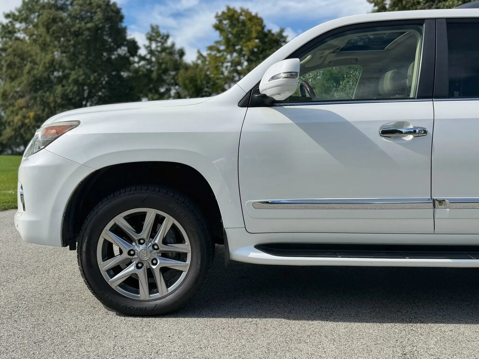 Used 2013 Lexus LX 570 4WD w/ Luxury Pkg image 24