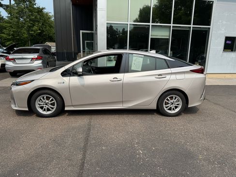 Used 2018 Toyota Prius Prime Premium image 2