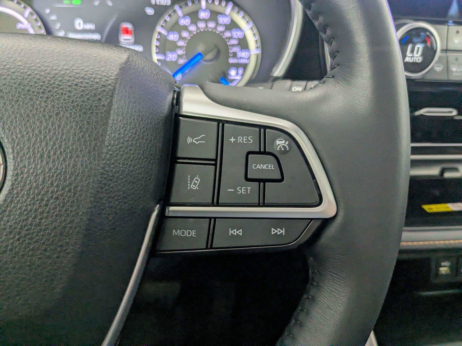Used 2023 Toyota Highlander Bronze Edition FWD image 19