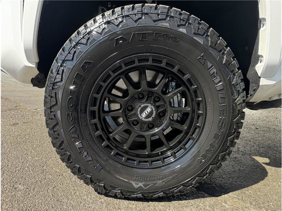 Used 2025 Toyota Tacoma TRD Sport AWD/4WD image 29