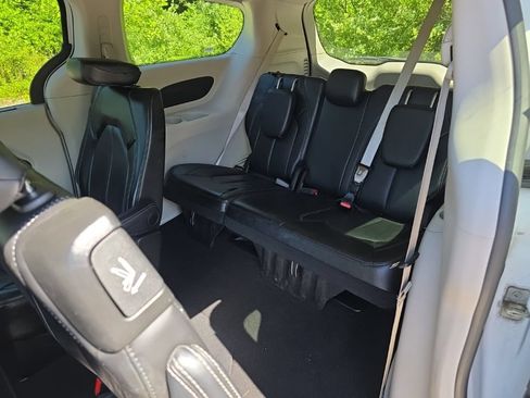 Used 2024 Chrysler Pacifica Touring-L FWD image 24
