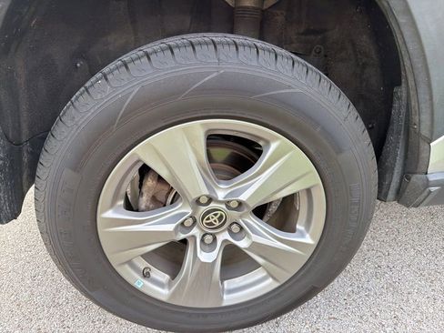 Used 2022 Toyota RAV4 LE image 12