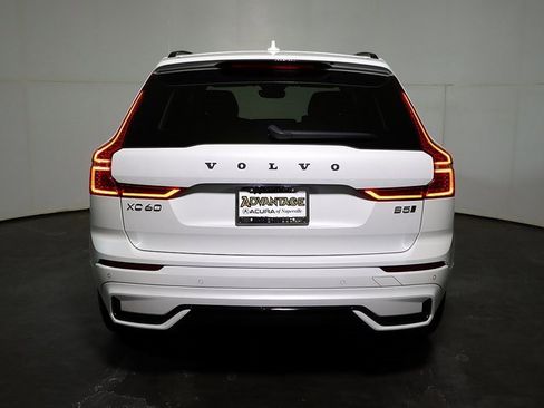 Used 2025 Volvo XC60 B5 Plus image 10