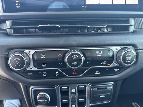 Used 2025 Jeep Wrangler Unlimited Rubicon AWD/4WD image 18