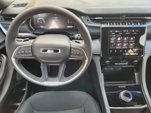 Used 2025 Jeep Grand Cherokee L Laredo image 27