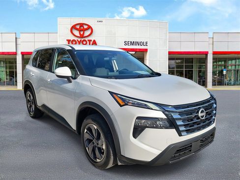 Used 2025 Nissan Rogue SV image 2