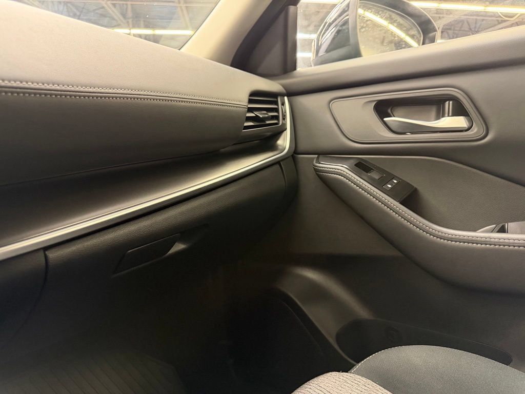Used 2026 Nissan Rogue SV FWD image 28