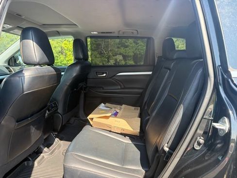 Used 2019 Toyota Highlander XLE AWD/4WD image 12