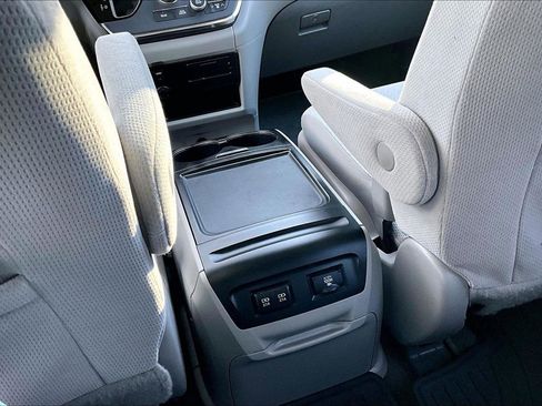 Used 2019 Toyota Sienna LE w/ Carpet Mat Package image 10