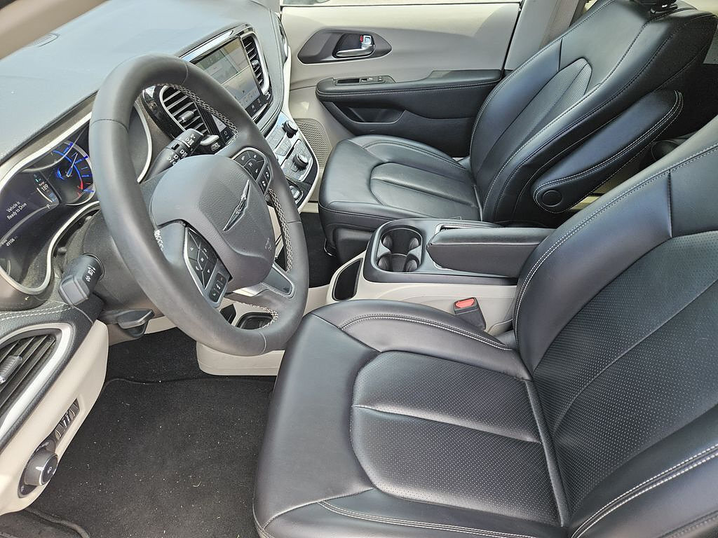 Used 2023 Chrysler Pacifica Touring-L FWD image 10