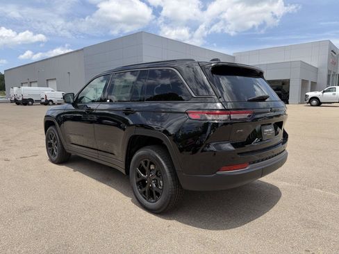 New 2026 Jeep Grand Cherokee Altitude RWD image 4