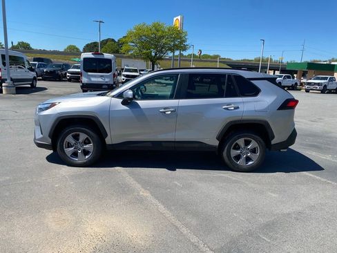 Used 2022 Toyota RAV4 XLE image 4