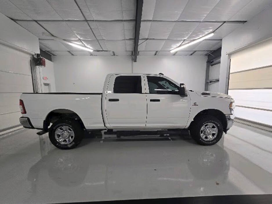 Used 2024 RAM 2500 Tradesman w/ Chrome Appearance Group AWD/4WD image 11