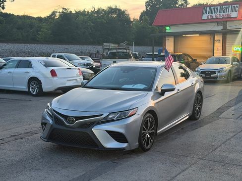 Used 2020 Toyota Camry SE FWD image 1