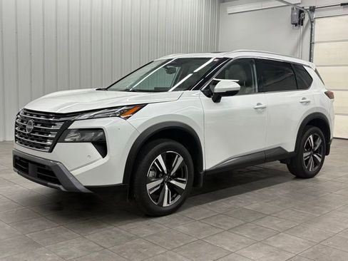 Used 2025 Nissan Rogue SL w/ Tech Package image 5