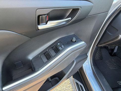 Used 2021 Toyota Highlander XLE AWD/4WD image 12