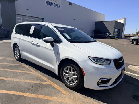 Used 2023 Chrysler Pacifica Touring-L FWD image 4