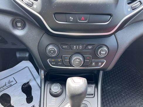 Used 2019 Jeep Cherokee Latitude Plus w/ Cold Weather Group AWD/4WD image 16