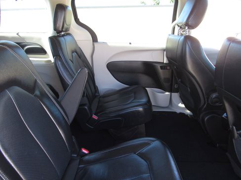 Used 2022 Chrysler Pacifica Touring-L image 11