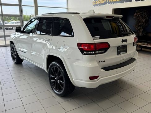 Used 2017 Jeep Grand Cherokee Altitude AWD/4WD image 2