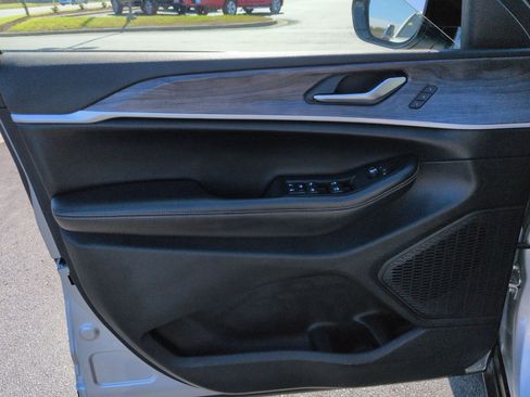 Certified 2023 Jeep Grand Cherokee L Limited image 10