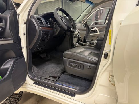 Used 2017 Toyota Land Cruiser image 19