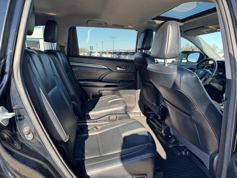Used 2018 Toyota Highlander SE image 10