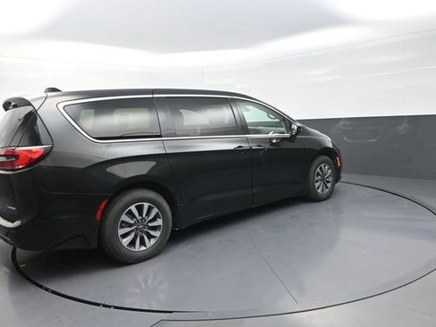 Used 2024 Chrysler Pacifica Limited FWD image 4