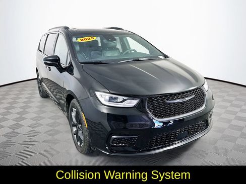 Used 2025 Chrysler Pacifica Limited FWD image 3