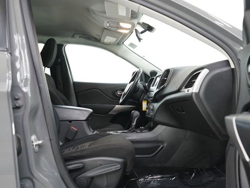 Used 2020 Jeep Cherokee Latitude AWD/4WD image 11