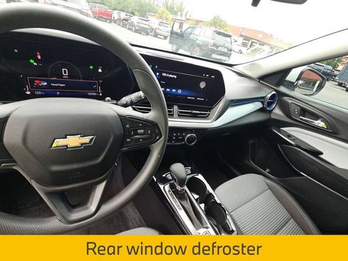 Used 2025 Chevrolet Trax LT FWD image 11
