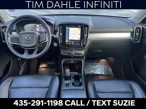 Used 2022 Volvo XC40 T5 Momentum image 2