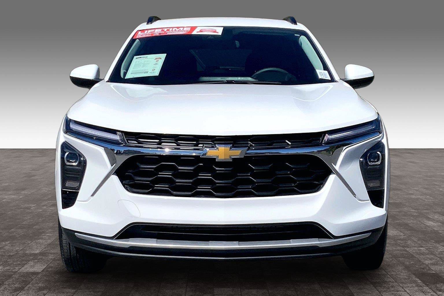 Used 2026 Chevrolet Trax LT FWD image 2