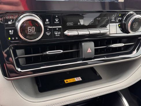 Used 2023 Toyota Highlander Limited FWD image 24
