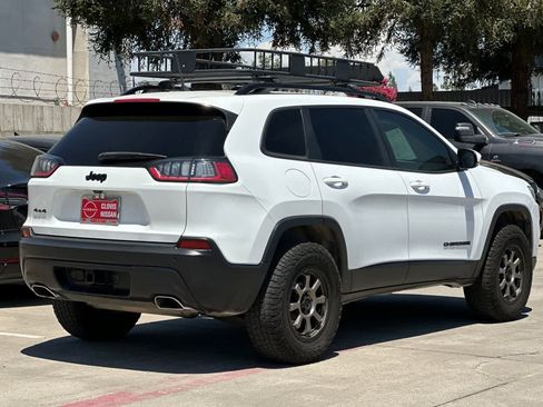Used 2019 Jeep Cherokee Latitude Plus AWD/4WD image 3