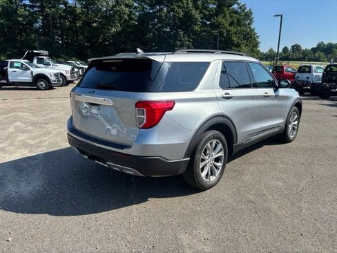 Used 2023 Ford Explorer XLT w/ Equipment Group 202A AWD/4WD image 5