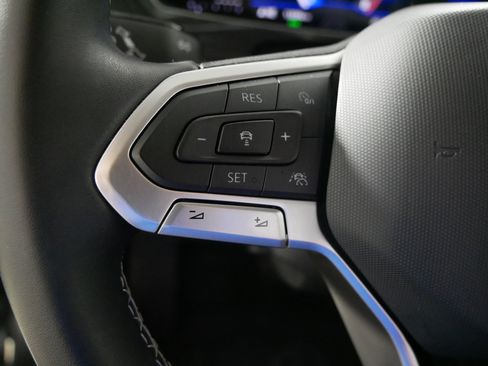 Used 2024 Volkswagen Tiguan SE w/ Panoramic Sunroof Package image 27