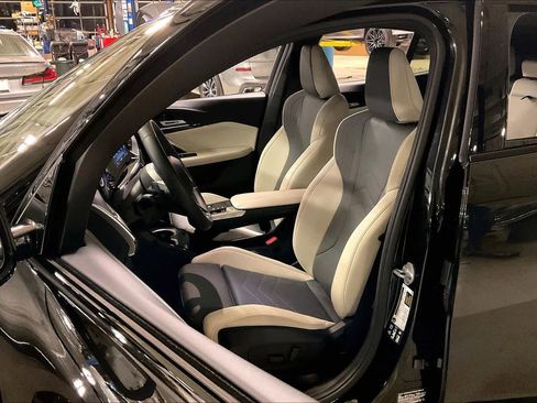 Certified 2025 BMW X2 xDrive28i w/ Technology Package image 8