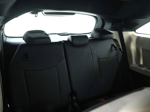 Used 2025 Toyota Sienna Platinum image 11