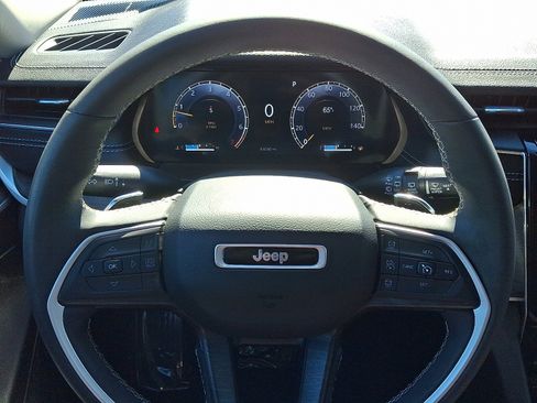 Used 2023 Jeep Grand Cherokee Limited image 20