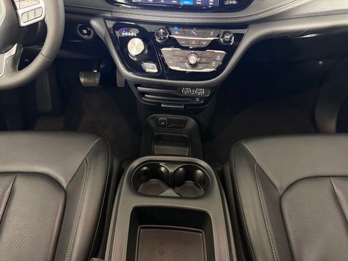 Used 2025 Chrysler Pacifica Select w/ Uconnect Theater Family Group FWD image 17